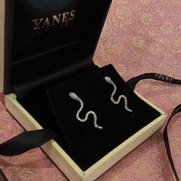 Boutique Jewelry - Elegant Silver Plated Cubic Zirconia Snake Earrings